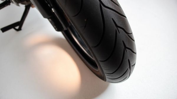 Guide d'achat pour pneus moto 130 70 R17 : top modèles à connaître