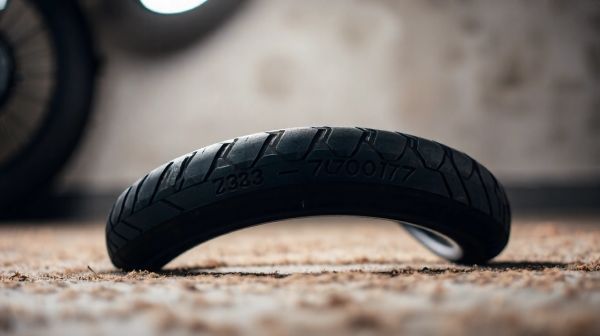 Guide d'achat pour pneus moto 130 70 R17 : top modèles à connaître